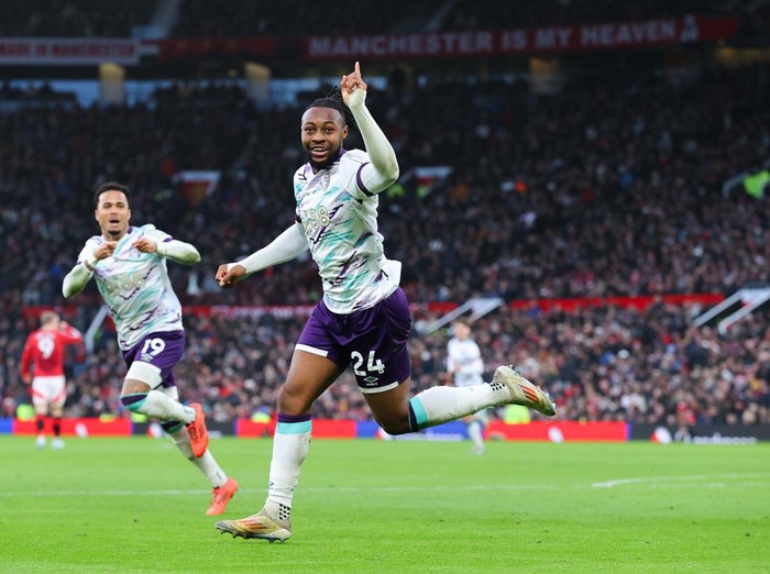 MANCHESTER, ENGLAND - DECEMBER 22: Antoine Semenyo of AFC Bournemouth celebrates after scoring their side's third goal during the Premier League match between Manchester United FC and AFC Bournemouth at Old Trafford on December 22, 2024 in Manchester, England. (Photo by James Gill - Danehouse/Getty Images)