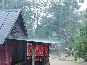 55.662 Warga Terdampak Banjir dan Longsor di Barru, 1 Orang Meninggal 55.662 Warga Terdampak Banjir dan Longsor di Barru, 1 Orang Meninggal
