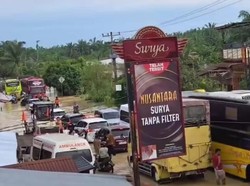 Diterjang Banjir, Jalinsum Labura Macet hingga 3 Km