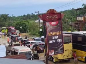 Diterjang Banjir, Jalinsum Labura Macet hingga 3 Km Diterjang Banjir, Jalinsum Labura Macet hingga 3 Km