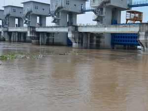 Nelayan Gresik Hilang Usai Perahunya Tabrak Pintu Air Bendung Gerak Sembayat