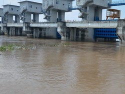 Nelayan Gresik Hilang Usai Perahunya Tabrak Pintu Air Bendung Gerak Sembayat