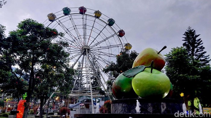 Bianglala Alun-alun Kota Batu Rusak