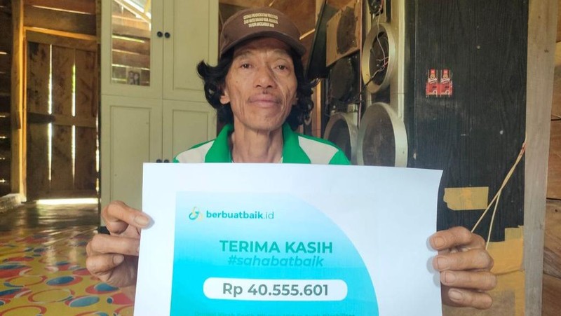 Sahabat Baik Bantu Bapak Bija Penjual Kayu Bakar Punya Rumah dan Usaha Baru