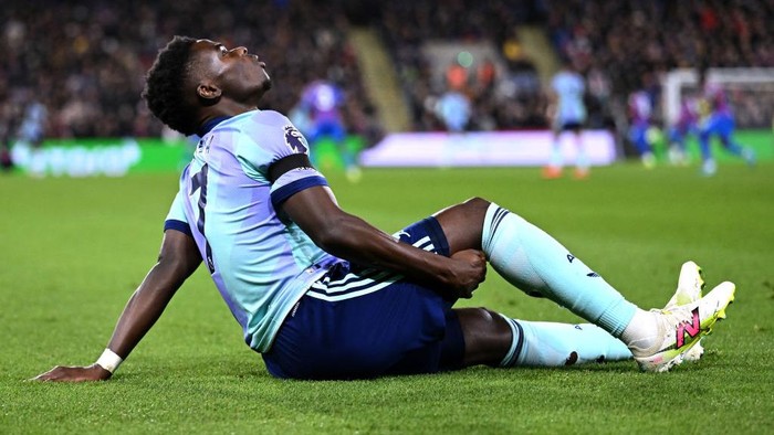 LONDON, ENGLAND - DECEMBER 21: Bukayo Saka of Arsenal reacts after picking up an injury, before receiving medical treatment and leaving the field, during the Premier League match between Crystal Palace FC and Arsenal FC at Selhurst Park on December 21, 2024 in London, England. (Photo by David Price/Arsenal FC via Getty Images)