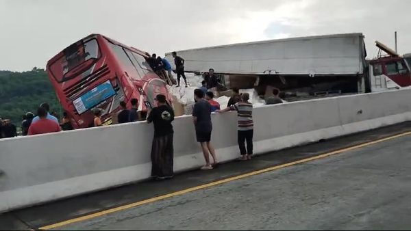 Potret Laka Bus Vs Truk di Tol Pandaan-Malang