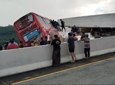 Potret Laka Bus Vs Truk di Tol Pandaan-Malang