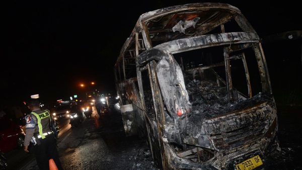 Bus Pariwisata Terbakar di Jalan Solo-Yogyakarta