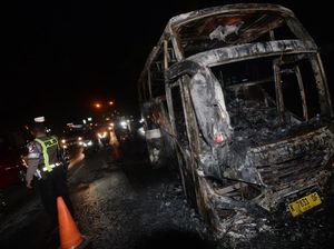 Bus Pariwisata Terbakar di Jalan Solo-Yogyakarta Bus Pariwisata Terbakar di Jalan Solo-Yogyakarta