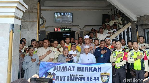 Dirbinpotmas Korbinmas Baharkam Polri, Brigjen Badya Wijaya menampilkan bantuan sembako di HUT Satpam ke-44.