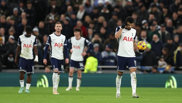 LONDON, ENGLAND - DECEMBER 22: Dominic Solanke of Tottenham Hotspur shows dejection after Luis Diaz of Liverpool (not pictured) scores his teams first goal during the Premier League match between Tottenham Hotspur FC and Liverpool FC at Tottenham Hotspur Stadium on December 22, 2024 in London, England. (Photo by Alex Pantling/Getty Images)
