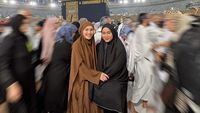7 Foto Artis Umrah Jelang Tahun Baru 2025, Sheila On 7 Hingga Ayu Tingting