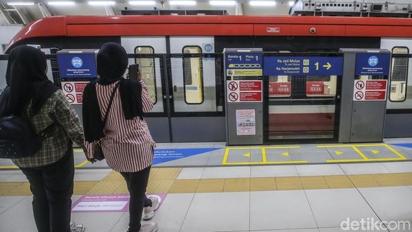 Gerbong Wanita LRT Jabodebek Mulai Beroperasi