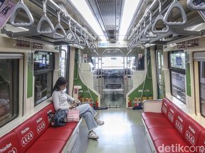Aturan Penting di LRT: Panduan Hal yang Boleh & Tak Boleh Dilakukan Aturan Penting di LRT: Panduan Hal yang Boleh & Tak Boleh Dilakukan