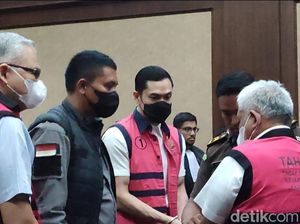 Gerak-gerik Harvey Moeis Saat Divonis Lebih Ringan dari Tuntutan Jaksa Gerak-gerik Harvey Moeis Saat Divonis Lebih Ringan dari Tuntutan Jaksa