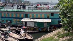 Potret Hotel Rp 4.000 Semalam, Bangunan Ngapung-Toilet Langsung ke Sungai