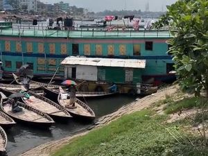 Potret Hotel Rp 4.000 Semalam, Bangunan Ngapung-Toilet Langsung ke Sungai Potret Hotel Rp 4.000 Semalam, Bangunan Ngapung-Toilet Langsung ke Sungai
