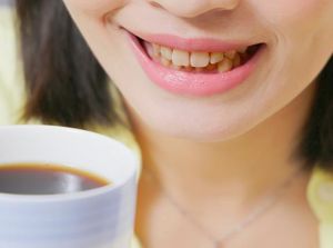 Ikuti 5 Cara Ini untuk Hilangkan Noda Kopi di Gigi Ikuti 5 Cara Ini untuk Hilangkan Noda Kopi di Gigi