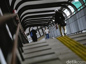 Jalan-jalan di Skywalk MRT, Bonus Pemandangan Depo Kereta Jalan-jalan di Skywalk MRT, Bonus Pemandangan Depo Kereta