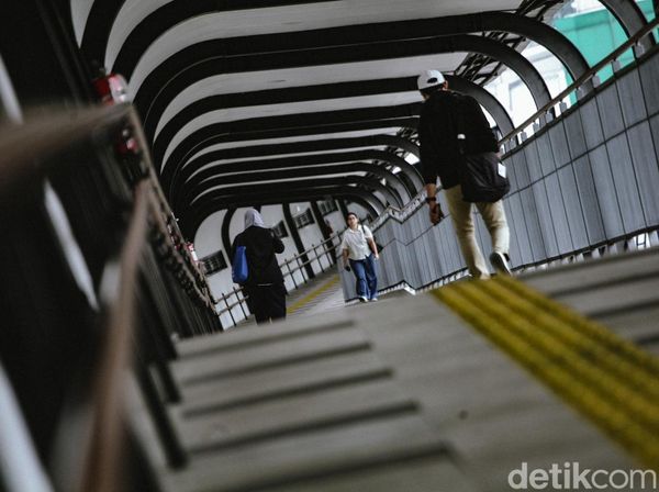 Jalan-jalan di Skywalk MRT, Bonus Pemandangan Depo Kereta
