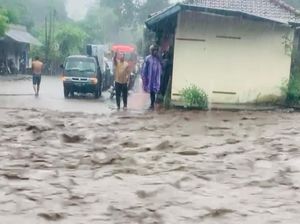 Hujan 2 Jam, Jalur Amlapura-Singaraja Kembali Diterjang Banjir Bandang Hujan 2 Jam, Jalur Amlapura-Singaraja Kembali Diterjang Banjir Bandang