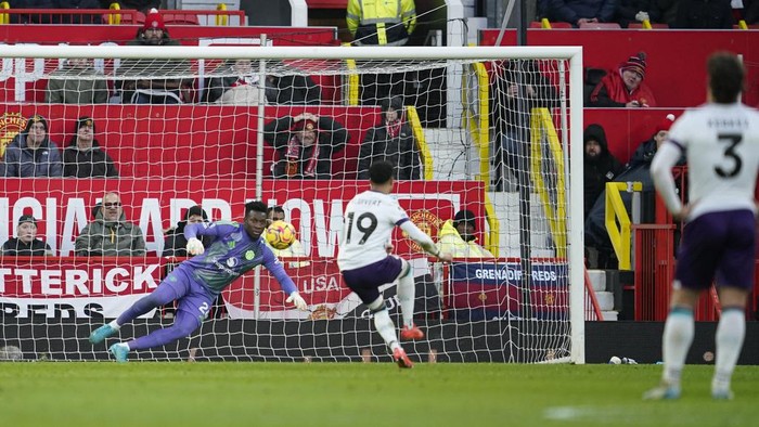 Bournemouths Justin Kluivert scores his sides second goal from the penalty spot during the English Premier League soccer match between Manchester United and Bournemouth at the Old Trafford stadium in Manchester, England, Sunday, Dec. 22, 2024. (AP Photo/Dave Thompson)