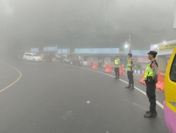 Jalur Puncak Diselimuti Kabut Tebal, Pengendara Diminta Waspada