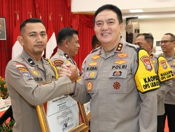 Irjen Iqbal Beri Penghargaan ke Perwira-Inisiator Pos Bhabin Digital Wilayah 3T