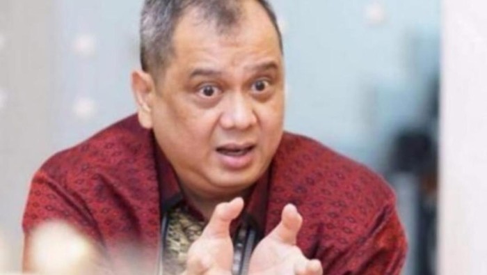 Sejumlah massa agresi menjalankan demonstrasi di seberang Istana Merdeka memprotes peningkatan PPN 12 persen. Foto: Fadil/ Sejumlah massa agresi menjalankan demonstrasi di seberang Istana Merdeka memprotes peningkatan PPN 12 persen. Foto: Fadil/