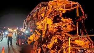 Kondisi Bus Hancur Usai Tabrak Truk di KM 77 Tol Pandaan-Malang