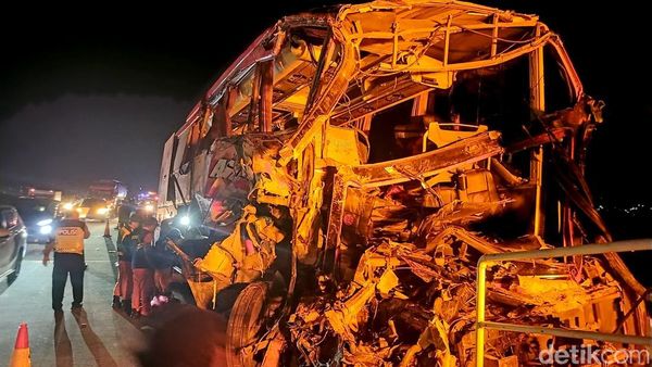 Kondisi Bus Hancur Usai Tabrak Truk di KM 77 Tol Pandaan-Malang