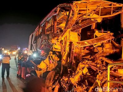 Kondisi Bus Hancur Usai Tabrak Truk di KM 77 Tol Pandaan-Malang