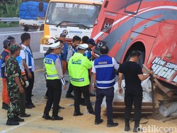 Kok Bisa Truk Melorot saat Parkir sampai Dihantam Bus di Tol Pandaan?