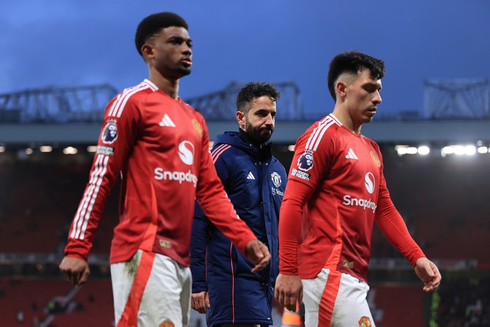  Manchester United manager Ruben Amorim walks off between Amad Diallo of Manchester United (L) and Lisandro Martinez of Manchester United after the Premier League match between Manchester United FC and AFC Bournemouth at Old Trafford on December 22, 2024 in Manchester, England. (Photo by Simon Stacpoole/Offside/Offside via Getty Images)