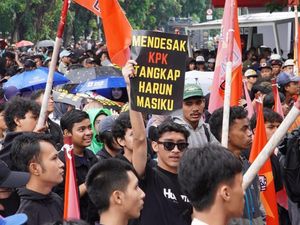 Video: Massa Gertak Demo di Depan KPK, Tuntut Hasto Ditangkap Video: Massa Gertak Demo di Depan KPK, Tuntut Hasto Ditangkap