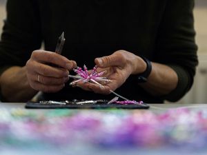 Melihat Pembuatan Dekorasi Natal dari Manik-manik Kaca Tiup