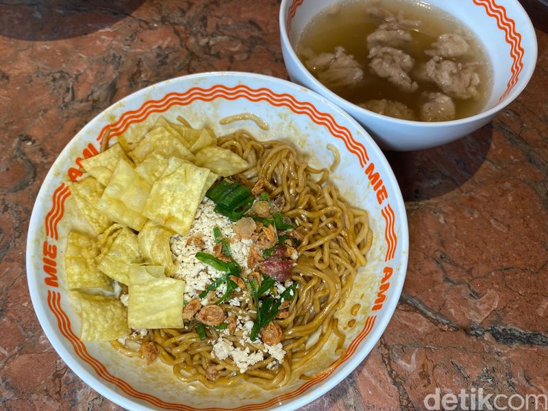 Mie Ami sajikan yamien ala Bandung dan bakso