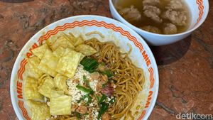 Begini Rasa Yamien Topping Tetelan di Resto Nikita Mirzani