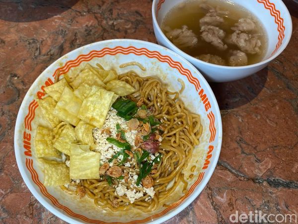 Begini Rasa Yamien Topping Tetelan di Resto Nikita Mirzani