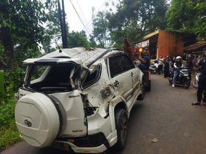 Mobil Peziarah di Pandeglang Terjun ke Sungai, Penumpang Luka-luka