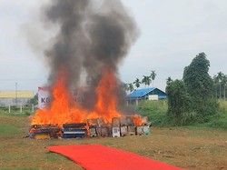Polisi Bakar 209 Mesin Judi yang Digerebek di Deli Serdang, 2 Wanita Tersangka