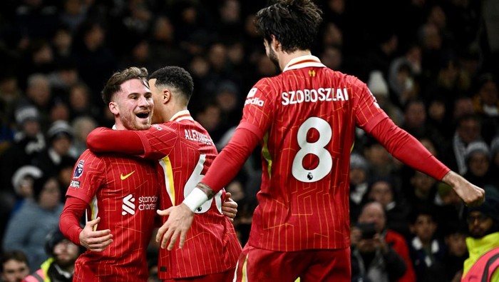 Pesta Gol Liverpool ke Gawang Tottenham Hotspur Drama sembilan gol tersaji di saat Liverpool menggasak Tottenham Hotspur. Merseyside Merah menang 6-3 dan memasuki Natal selaku pemuncak klasemen Liga Inggris. Tottenham vs Liverpool berjalan di Tottenham Hotspur Stadium, Minggu (22/12/2024) malam WIB.