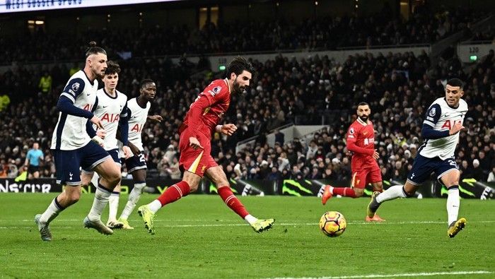 Pesta Gol Liverpool ke Gawang Tottenham Hotspur Drama sembilan gol tersaji saat Liverpool menggasak Tottenham Hotspur. Merseyside Merah menang 6-3 dan memasuki Natal sebagai pemuncak klasemen Liga Inggris. Tottenham vs Liverpool berlangsung di Tottenham Hotspur Stadium, Minggu (22/12/2024) malam WIB.