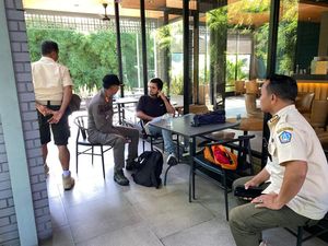 Bule AS Ngemis-Menggelandang 4 Hari di Starbucks Petitenget Bule AS Ngemis-Menggelandang 4 Hari di Starbucks Petitenget