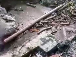 Pipa Air Putus Gegara Banjir, Warga Sulek Bondowoso Kesulitan Air Bersih