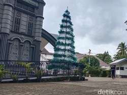 Pesona Pohon Natal dari Limbah Botol Plastik di Gereja Katedral Palembang