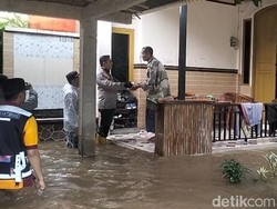 Polres Maros Salurkan Bantuan ke Warga Korban Banjir yang Bertahan di Rumah