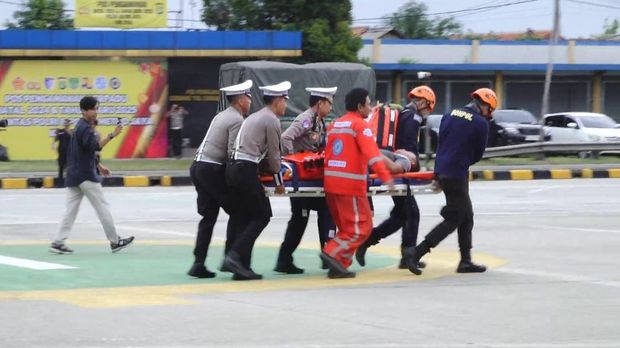 Polri menggelar pembinaan adonan di Tol Cikarang Utama (Cikatama), Jawa Barat, untuk pemanfaatan tiga ambulans udara di saat libur Natal dan Tahun Baru.