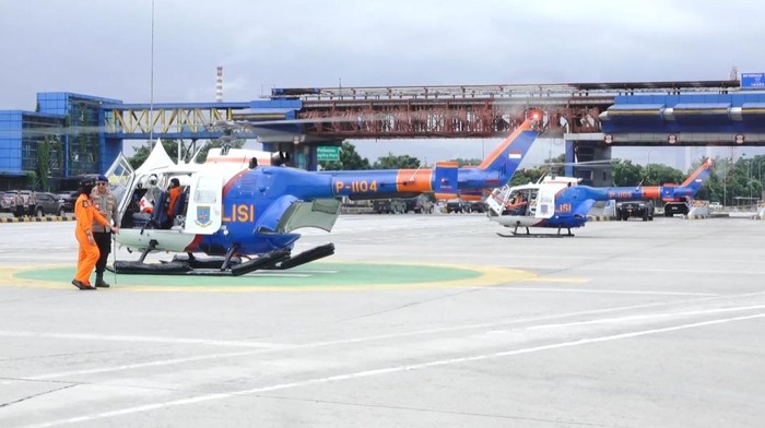Polri menggelar pembinaan adonan di Tol Cikarang Utama (Cikatama), Jawa Barat, untuk pemanfaatan tiga ambulans udara di saat libur Natal dan Tahun Baru. Polri menggelar pembinaan adonan di Tol Cikarang Utama (Cikatama), Jawa Barat, untuk pemanfaatan tiga ambulans udara di saat libur Natal dan Tahun Baru.