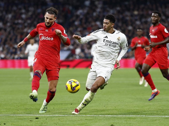 Real Madrid berhadapan dengan Sevilla dalam lanjutan LaLiga Spanyol. Los Blancos menang 4-1. Real Madrid vs Sevilla berlangsung di Santiago Bernabeu, Minggu (11/12/2024) malam WIB.
